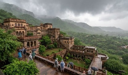 Monsoon Getaways Near Delhi: बरसात के मौसम में Family Trip का है Plan? दिल्ली से नजदीक ये 4 जगहें बना देंगी परफेक्ट वीकेंड!