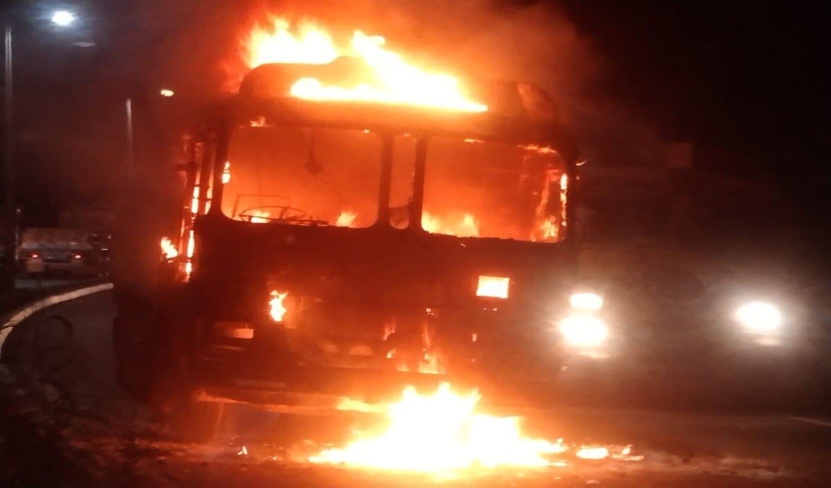Odisha के Sundergarh में भीषण Truck Accident, टक्कर के बाद आग का गोला बने ट्रक, दो ड्राइवर जिंदा जले