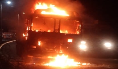 Odisha के Sundergarh में भीषण Truck Accident, टक्कर के बाद आग का गोला बने ट्रक, दो ड्राइवर जिंदा जले