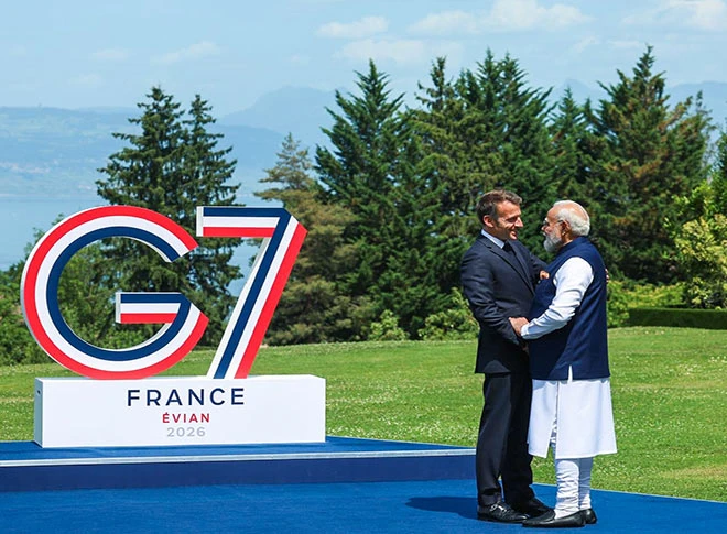 जी-7 शिखर सम्मेलन में शामिल हुए पीएम मोदी जी-7 शिखर सम्मेलन में शामिल हुए पीएम मोदी