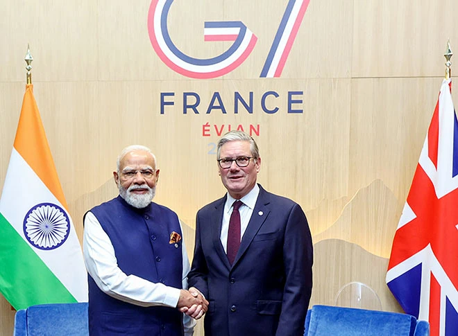 जी-7 शिखर सम्मेलन में शामिल हुए पीएम मोदी जी-7 शिखर सम्मेलन में शामिल हुए पीएम मोदी