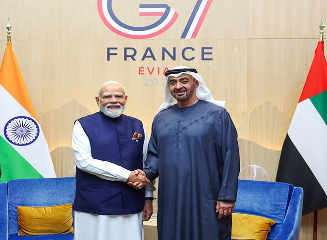 जी-7 शिखर सम्मेलन में शामिल हुए पीएम मोदी जी-7 शिखर सम्मेलन में शामिल हुए पीएम मोदी