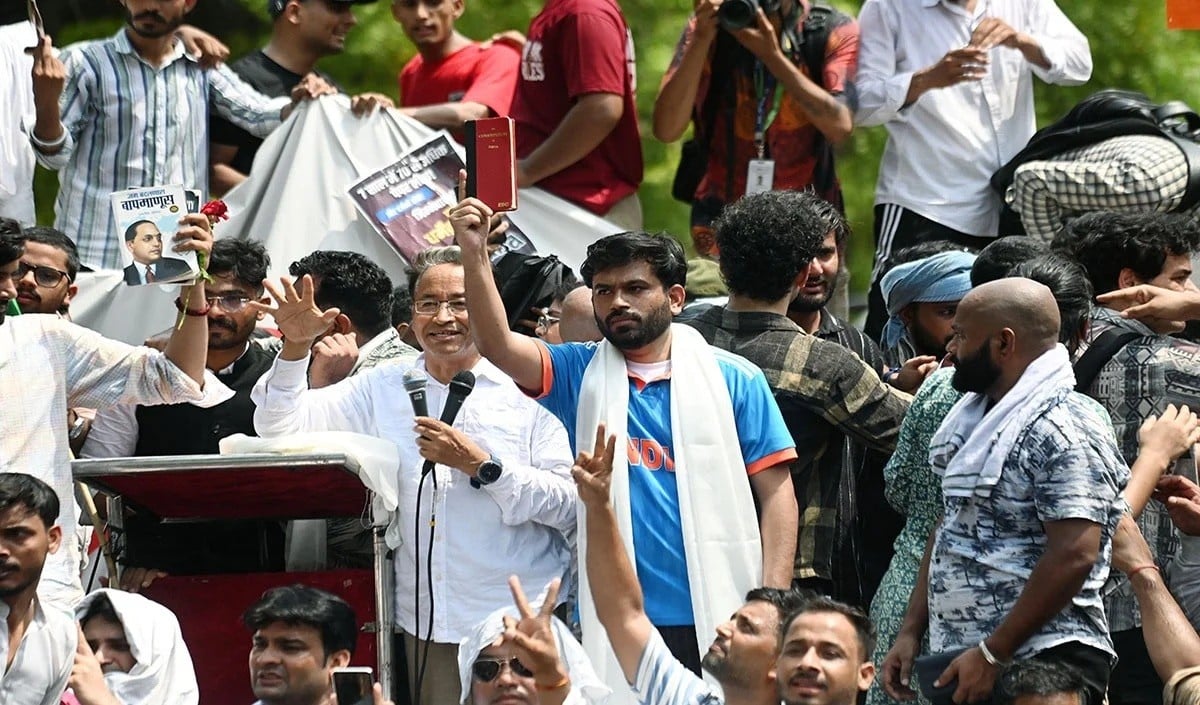 Jaipur Protest में थप्पड़, अब रिहाई पर जश्न! Abhijeet Dipke के हमलावरों का सम्मान, पहनाई गई माला