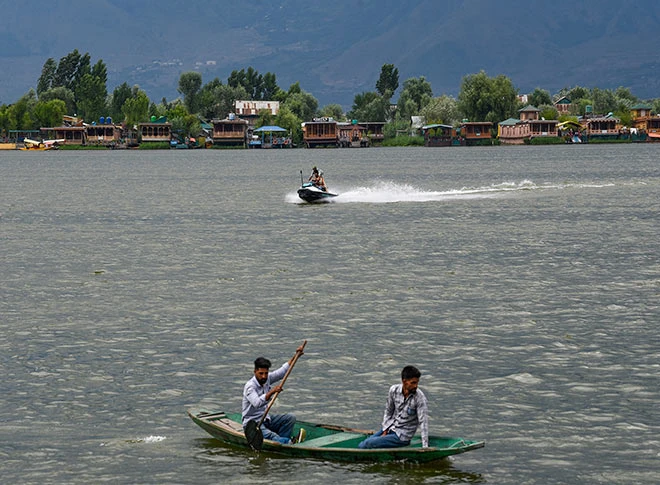 डल झील में शिकारा की सवारी का आनंद लेते पर्यटक