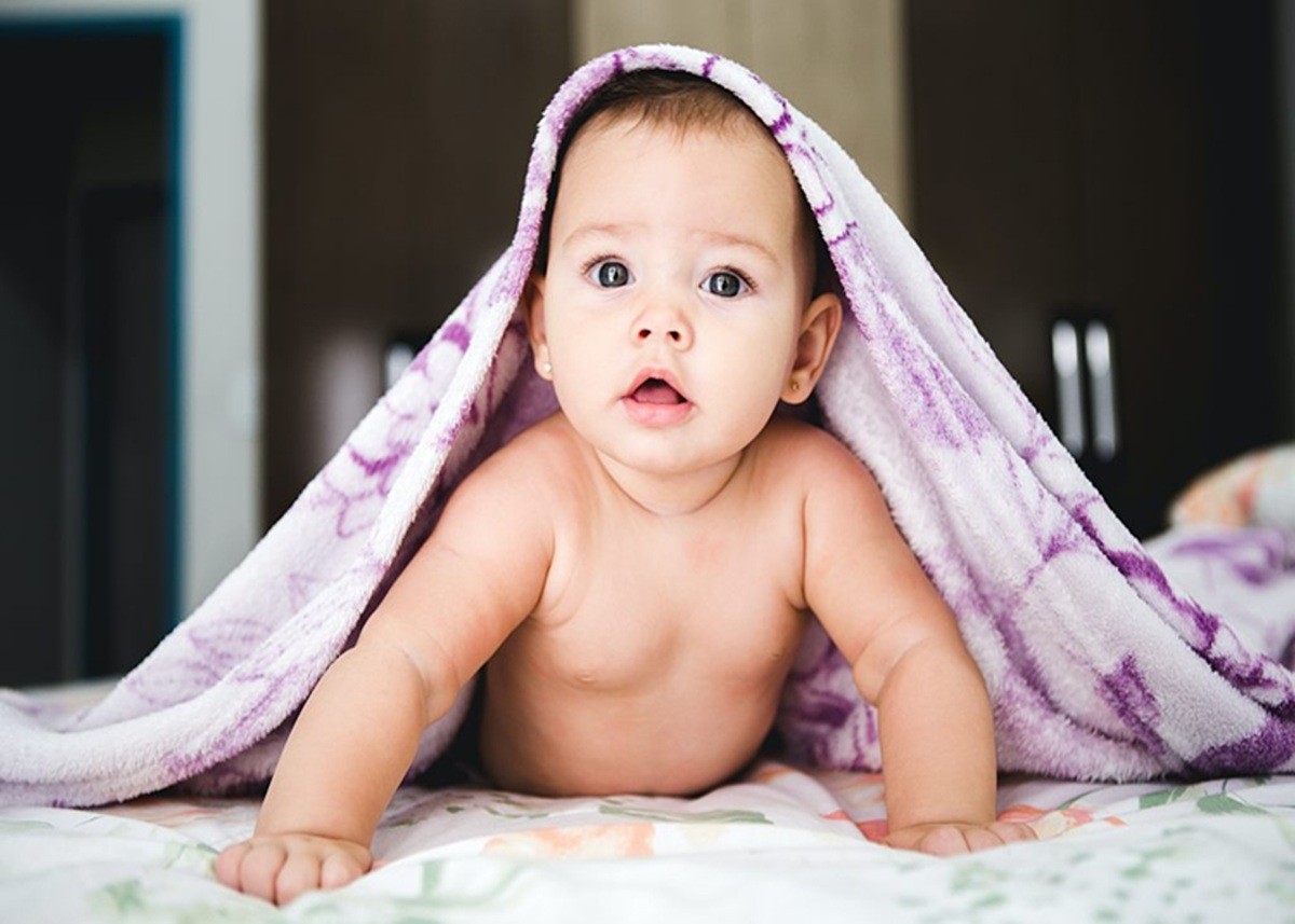 Baby Care Tips: घी और नारियल तेल में से किससे करें शिशु की मालिश? गलत चुनाव पड़ सकता है भारी