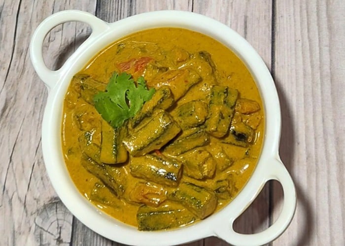Bhindi Kadhi Recipe: पकौड़े वाली कढ़ी से हुए Bored? Lunch में ट्राई करें यह Superhit भिंडी कढ़ी Recipe
