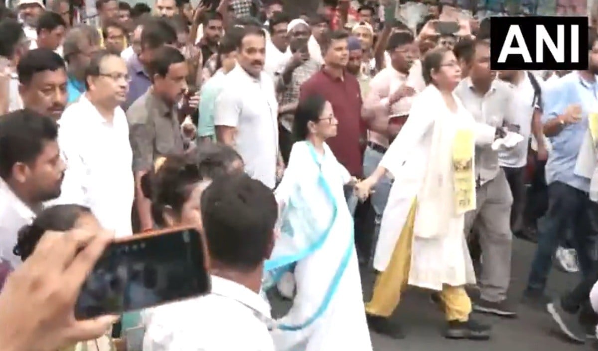 एक तरफ TMC में बगावत, दूसरी ओर Kolkata में हॉकर मार्च, क्या है Mamata Banerjee का सियासी गेम?