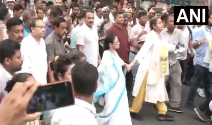 एक तरफ TMC में बगावत, दूसरी ओर Kolkata में हॉकर मार्च, क्या है Mamata Banerjee का सियासी गेम?