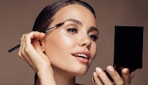 Summer Beauty Guide: चेहरे पर बर्फ लगाने का कमाल, घंटों तक टिका रहेगा आपका Makeup