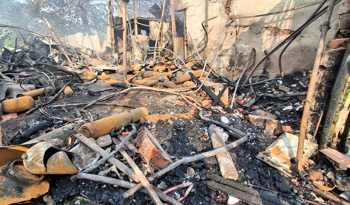Delhi Mangolpuri Market Fire | दिल्ली के मंगोलपुरी में भीषण आग! फर्नीचर बाजार की 6 दुकानें और टेम्पो जलकर खाक