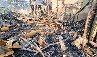 Delhi Mangolpuri Market Fire | दिल्ली के मंगोलपुरी में भीषण आग! फर्नीचर बाजार की 6 दुकानें और टेम्पो जलकर खाक