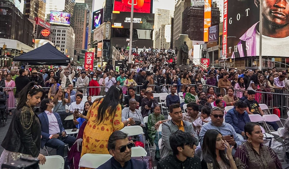 Times Square Shooting Video | टाइम्स स्क्वायर में अंधाधुंध गोलीबारी से मची भारी भगदड़! जश्न के बीच चलीं गोलियां, 17 वर्षीय संदिग्ध गिरफ्तार