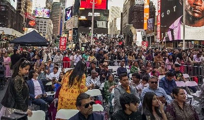 Times Square Shooting Video | टाइम्स स्क्वायर में अंधाधुंध गोलीबारी से मची भारी भगदड़! जश्न के बीच चलीं गोलियां, 17 वर्षीय संदिग्ध गिरफ्तार
