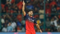 Kashmir से IPL 2026 तक का सफर, Ban के अंधेरे से निकलकर RCB के हीरो बने Rashikh Salam Dar Kashmir से IPL 2026 तक का सफर, Ban के अंधेरे से निकलकर RCB के हीरो बने Rashikh Salam Dar