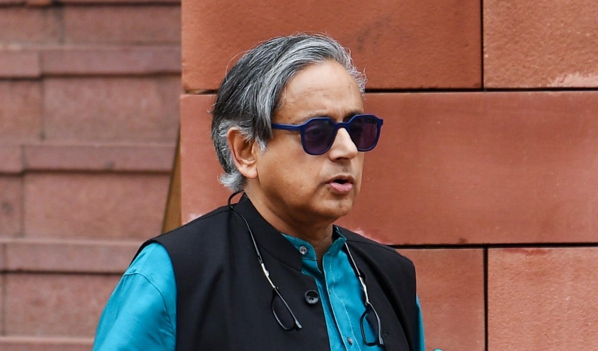 शशि थरूर का बयान वंदे मातरम के सभी पांच अंतरे हर कार्यक्रम में अनिवार्य करना अनावश्यक और बोझिल