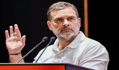 NEET छात्र को Abu Dhabi सेंटर, भड़के Rahul Gandhi बोले- बच्चों के भविष्य से जुएबाज़ी बंद करो