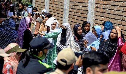 Ahmedabad में NEET Re Exam सेंटर पर हिजाब को लेकर भारी हंगामा, बुलानी पड़ी पुलिस