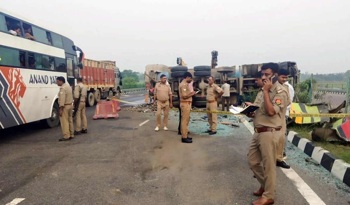 Maharashtra Accident | बदलापुर में मुंबई-वडोदरा हाईवे पर भीषण हादसा, 250 किमी/घंटे की रफ़्तार से दौड़ रही BMW डिवाइडर से टकराई, 2 की मौत