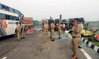 Maharashtra Accident | बदलापुर में मुंबई-वडोदरा हाईवे पर भीषण हादसा, 250 किमी/घंटे की रफ़्तार से दौड़ रही BMW डिवाइडर से टकराई, 2 की मौत