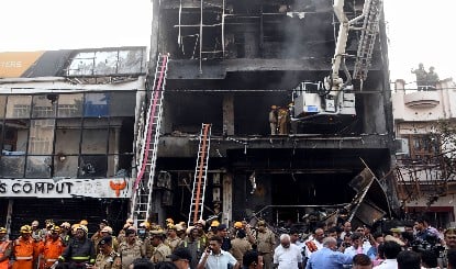 Lucknow Fire: कोई Emergency Exit नहीं, 2016 में ही था इमारत गिराने का आदेश, रिहायशी भवन Commercial कैसे बना?