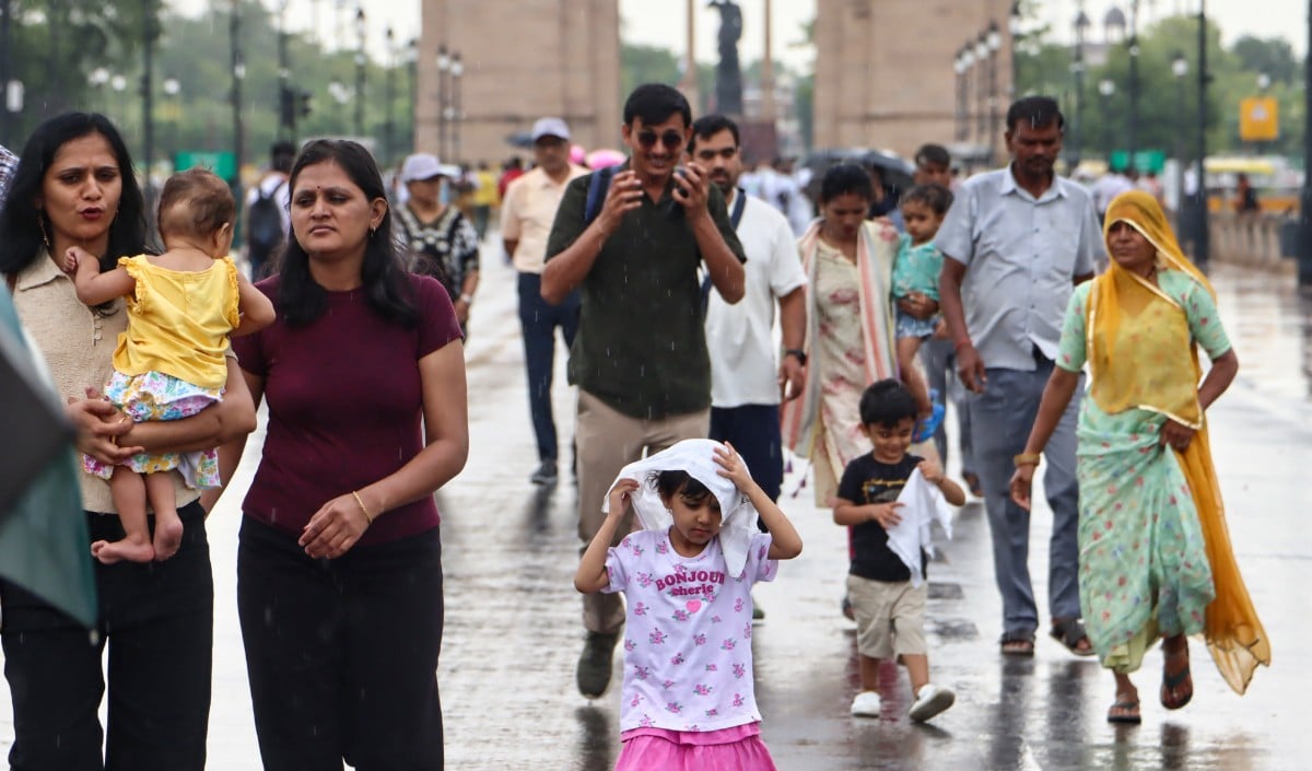 Delhi-NCR का Weather बदला: 100 KM/H हवाओं के साथ आंधी-बारिश, IMD अलर्ट