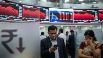 Rupee vs Dollar: रुपया 11 पैसे टूटकर 94.74 के स्तर पर, Sensex भी 893 अंक लुढ़का