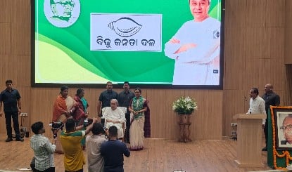 IAS Sujata Raut Karthikeyan BJD में शामिल, Naveen Patnaik बोले- महिलाओं को मिलेगा लाभ
