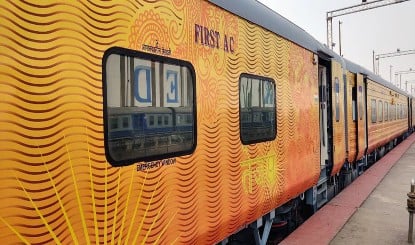 Rajdhani Express में वेज बिरयानी में मिली मक्खी: IRCTC ने कैटरिंग फर्म पर लगाया ₹1 लाख का जुर्माना, लाइसेंस रद्द करने का नोटिस