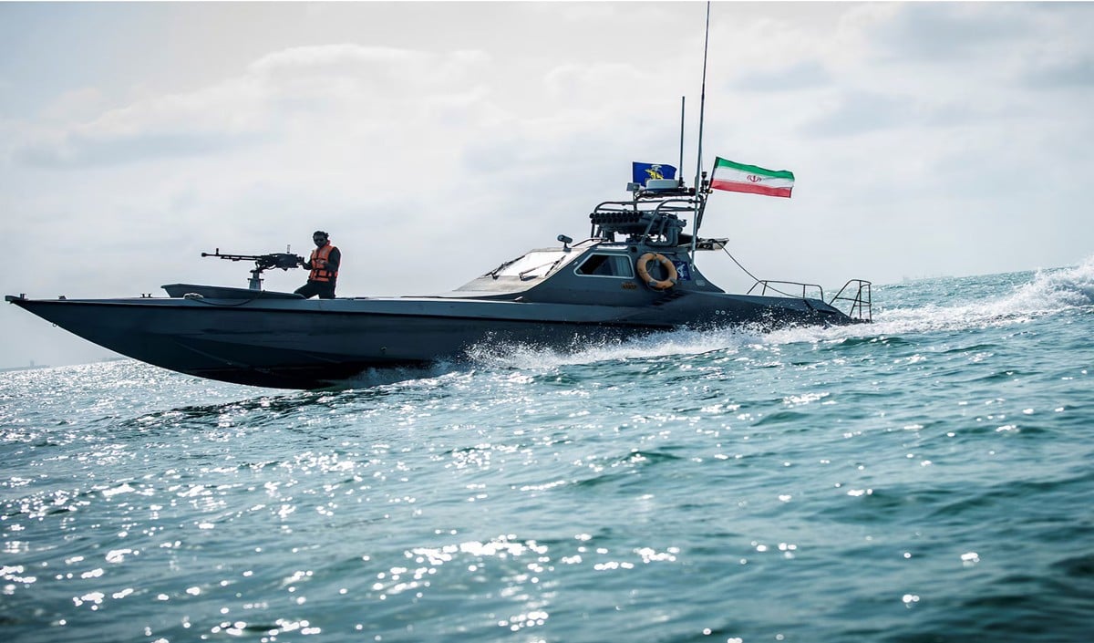 Hormuz Strait पर बढ़ा तनाव: Iran की IRGC Navy की खुली चेतावनी, नए Shipping Route पर होगी सख्त कार्रवाई