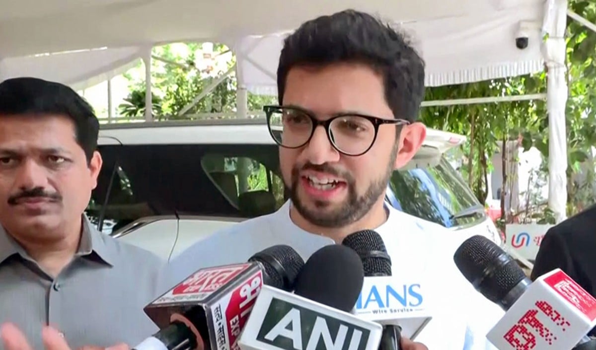 Aditya Thackeray का BJP पर तीखा हमला, Mumbai के फुटबॉल ग्राउंड को बताया 