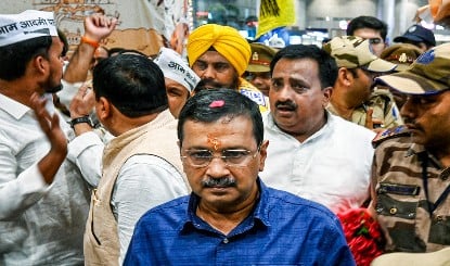 Arvind Kejriwal के अयोध्या दौरे का भारी विरोध, संतों ने जलाया पुतला, लगाये केजरीवाल वापस जाओ के नारे