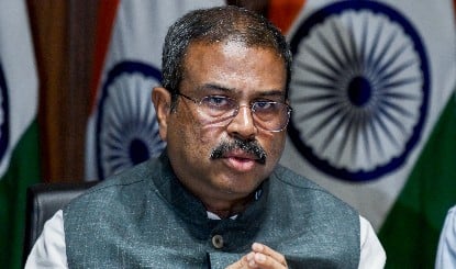 हम आपकी आधी उम्र तक भी नहीं पहुँच पाए: Pawan Khera ने Dharmendra Pradhan को NEET मृतकों के नाम गिनाए