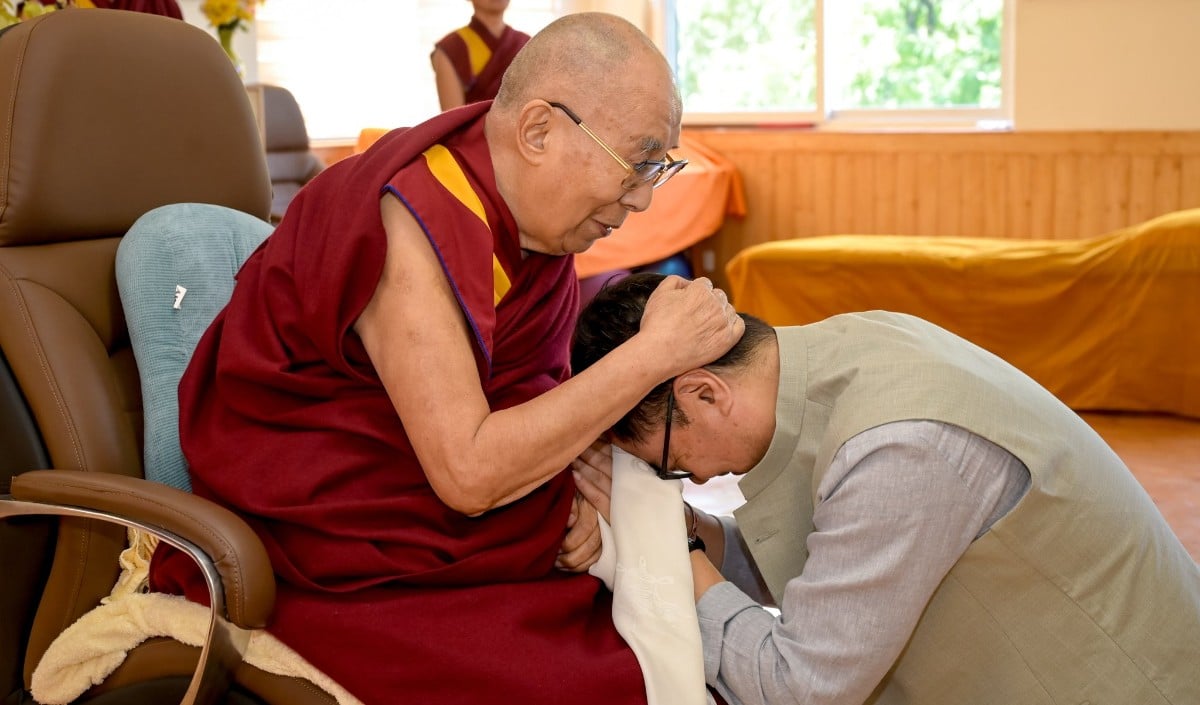केंद्रीय मंत्री Kiren Rijiju ने Dalai Lama से मिलकर जाना कुशलक्षेम, स्वस्थ देख हुए प्रसन्न