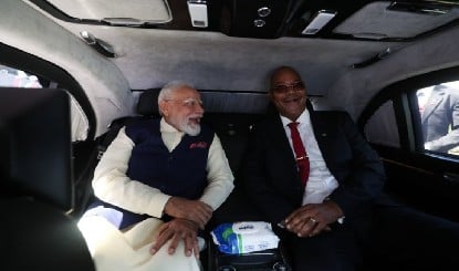  तीन दिन के दौरे पर सेशेल्स पहुंचे PM मोदी, राष्ट्रपति पैट्रिक हर्मिनी ने किया गर्मजोशी से स्वागत