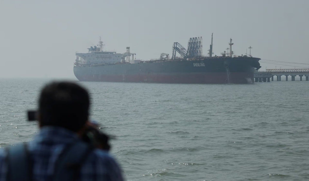 Strait of Hormuz में फिर महा-तनाव! टैंकर पर Unknown Projectile से हमला, British एजेंसी का अलर्ट।