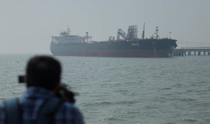 Strait of Hormuz में फिर महा-तनाव! टैंकर पर Unknown Projectile से हमला, British एजेंसी का अलर्ट।