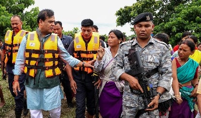 Assam Floods | धेमाजी में बाढ़ का तांडव, सीएम हिमंत विश्व शर्मा ने झोंकी पूरी ताकत, रेलवे पुल क्षतिग्रस्त होने से ट्रेनें ठप