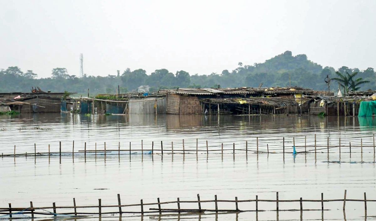 Assam में मॉनसून का तांडव! बाढ़ की पहली लहर से 22,000 से अधिक लोग प्रभावित, रेलवे पुल टूटने से रेल संपर्क ठप