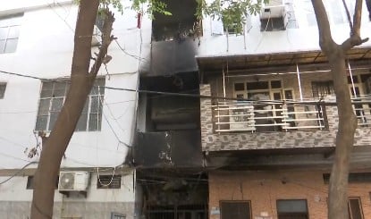 Delhi Keshav Puram Fire | दिल्ली के केशवपुरम में चार मंजिला इमारत में लगी आग, सूझबूझ से बचाई गई तीन लोगों की जान