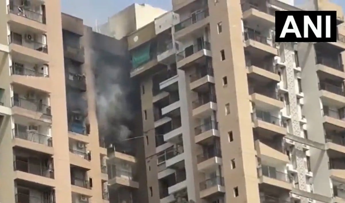 Noida Massive Fire | नोएडा सेक्टर 119 की हाईराइज बिल्डिंग में AC फटने से मचा हड़कंप, फ्लैट में लगी भीषण आग