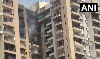 Noida Massive Fire | नोएडा सेक्टर 119 की हाईराइज बिल्डिंग में AC फटने से मचा हड़कंप, फ्लैट में लगी भीषण आग
