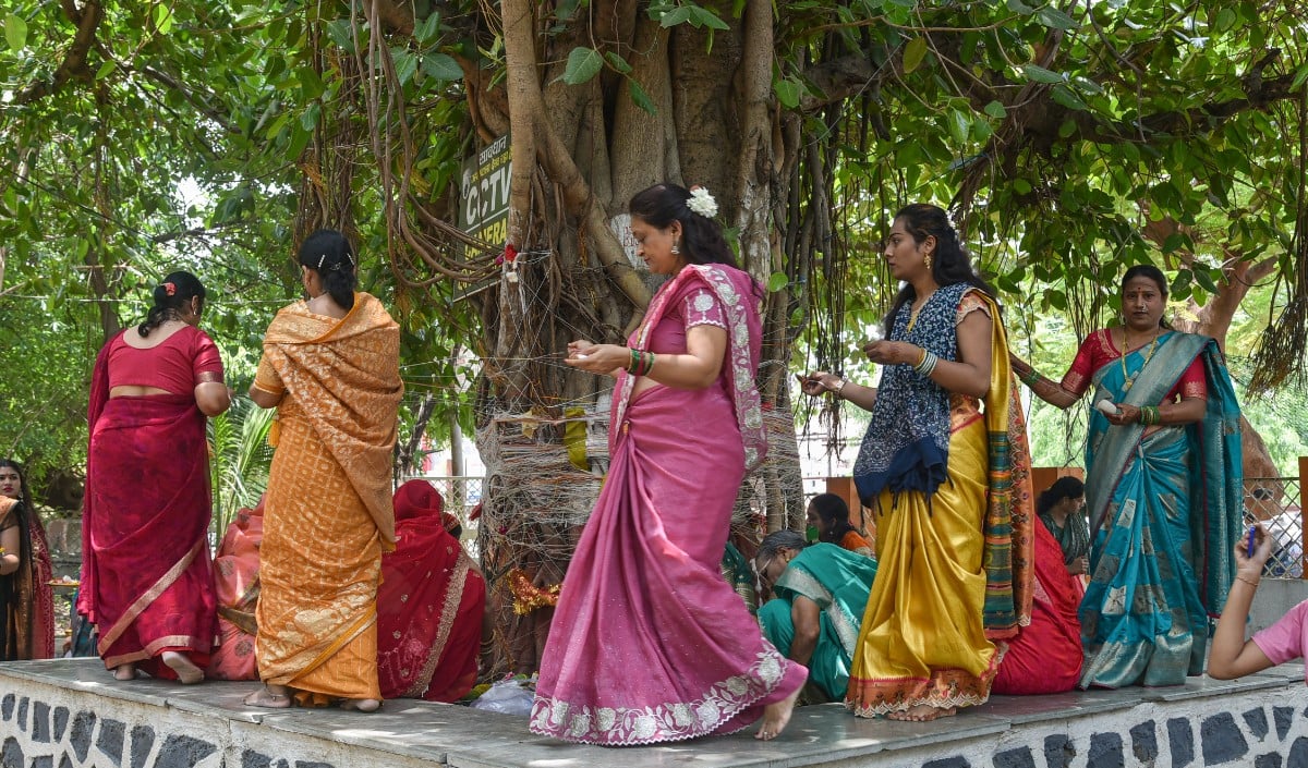 Vat Purnima Vrat 2026: वट पूर्णिमा व्रत में सुहागिनें भूलकर भी न करें ये गलतियां, जानें व्रत के सभी Important Rules​
