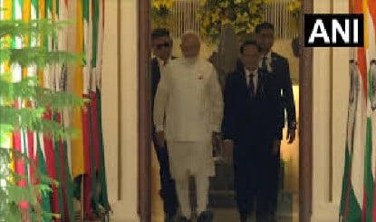 जिसे पागलों की तरह डरा रहा चीन, वो अचानक मोदी से मिलने आया!