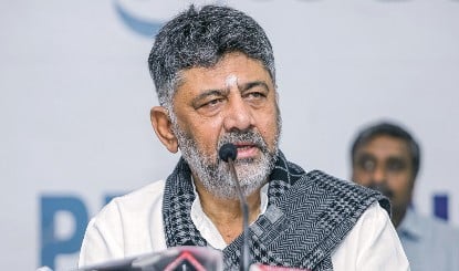कर्नाटक में शपथग्रहण से पहले बवाल, शिवकुमार की भगवान शिव वाली तस्वीर देख भड़के लोग