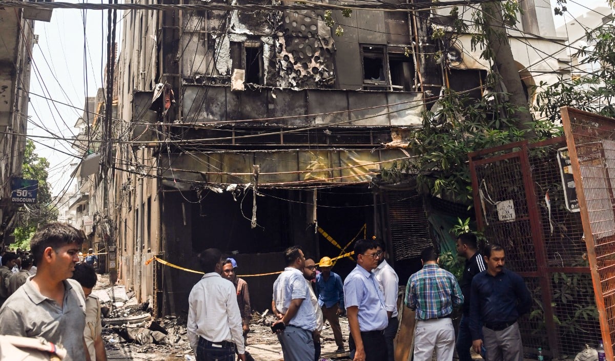 Delhi के Malviya Nagar में भीषण अग्निकांड में 21 लोगों की दर्दनाक मौत का कसूरवार कौन? आग का दरिया कैसे बन गया B&B Hotel?