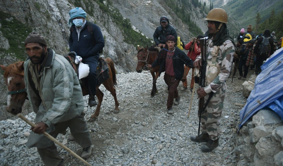 Amarnath Yatra: नो-फ्लाई ज़ोन बनी अमरनाथ यात्रा, सुरक्षा कारणों से Helicopter सेवा भी रद्द