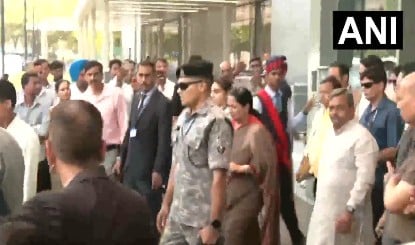 Malviya Nagar Fire: CM Rekha Gupta ने रिपोर्ट तलब की, कड़ी कार्रवाई का वादा, मैक्स अस्पताल का किया दौरा