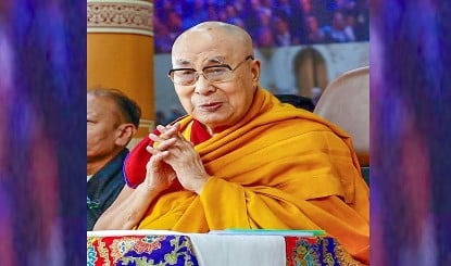 Dalai Lama का Health Update: घुटने के इलाज के लिए Delhi रवाना, Ladakh में लंबा प्रवास।