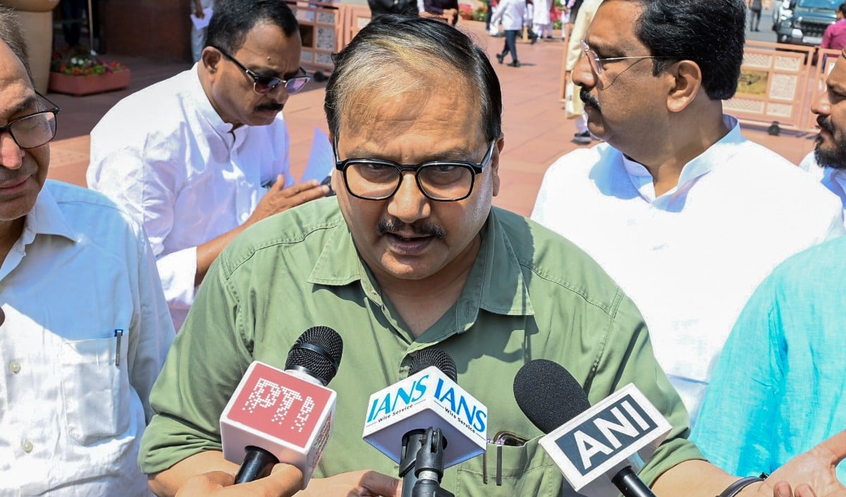 Cockroach Janata Party के पीछे कौन? मनोज झा पर लगा बड़ा आरोप, राजद सांसद ने अब दी सफाई