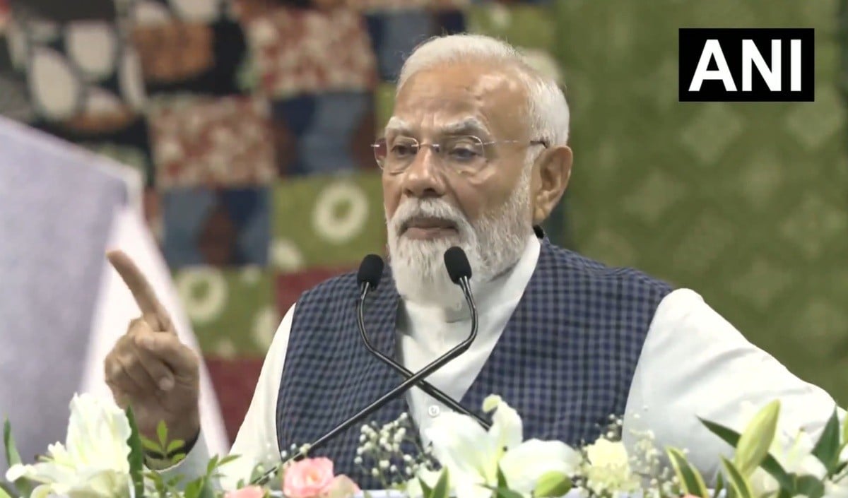Surat से PM Modi का Rahul Gandhi पर बड़ा हमला, बोले- निराशावादी उड़ाते हैं 
